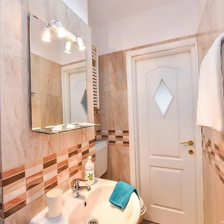 Daire Sala Palatului Tower View Bükreş