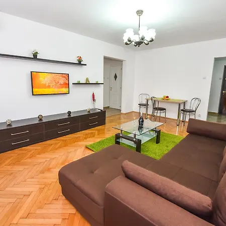 Daire Sala Palatului Tower View Bükreş